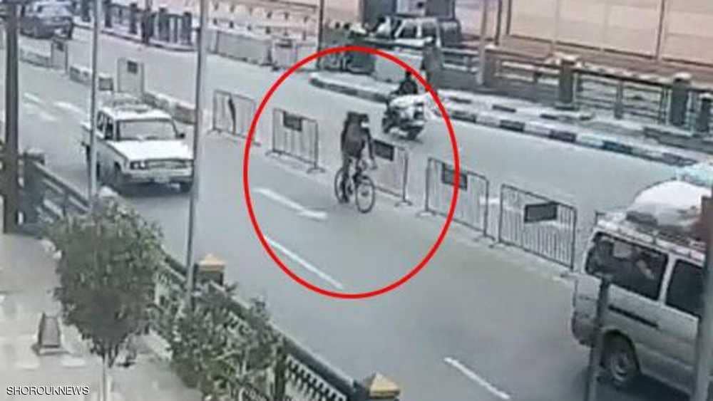 الإرهابي على دراجته قبل تفجير نفسه..