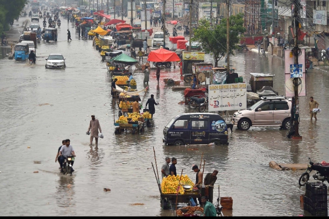 شارع فى مدينة كراتشي غارق فى الأمطار
